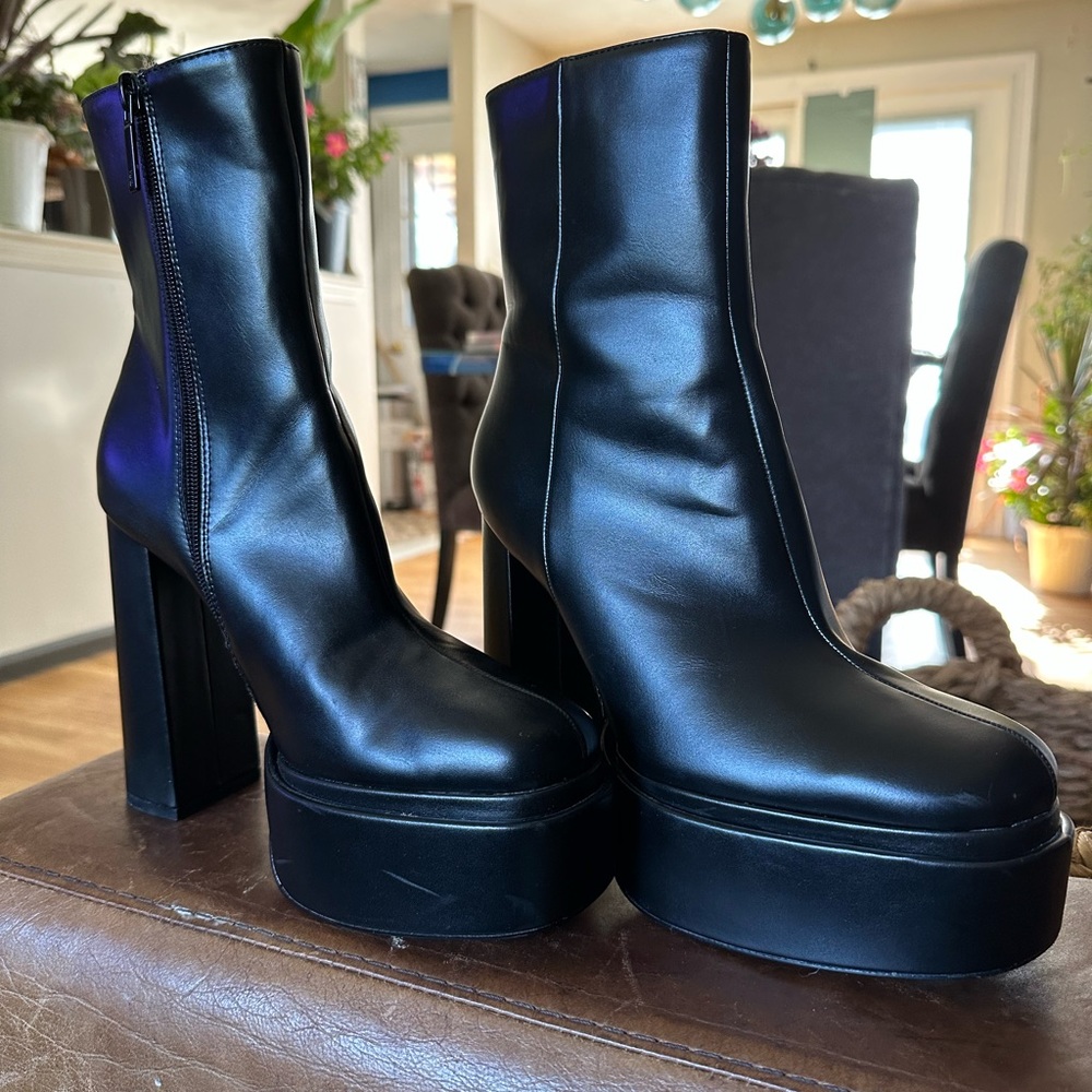 Women’s 7 1/2 Zara platform ankle boots.